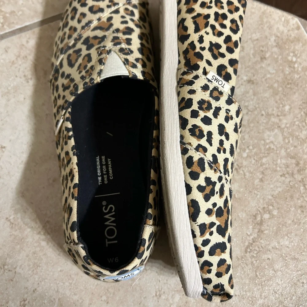 TOMS Leopard Print Slip-On Shoes - Picture 4 of 5